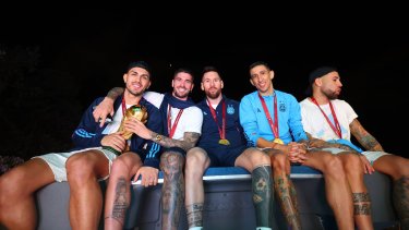 Los jugadores que tuvieron que esquivar el cable de electricidad iban sentados en la parte más alta del micro. Foto Twitter Selección Argentina.