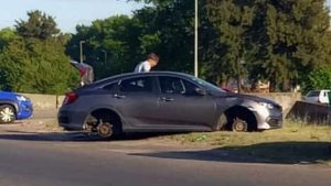 Video: Estacionaron sus autos en Ezeiza para esperar a la Selección Argentina y les robaron las ruedas