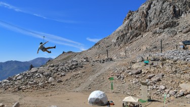 En la parte alta de la montaña, en el cerro Catedral, se puede practicar tirolesa. Foto: Gentileza Capsa