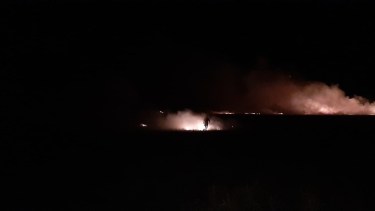 Con palas y mochilas, los bomberos y vecinos lograron apagar las llamas hoy alrededor de las 5. Foto: gentileza. 