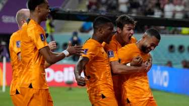 Memphis Depay abrió la cuenta para los neerlandeses en el cotejo de octavos del Mundial.  (AP Photo/Martin Meissner)