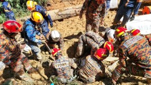 Desprendimiento de tierra deja 16 muertos y 17 desaparecidos en Malasia