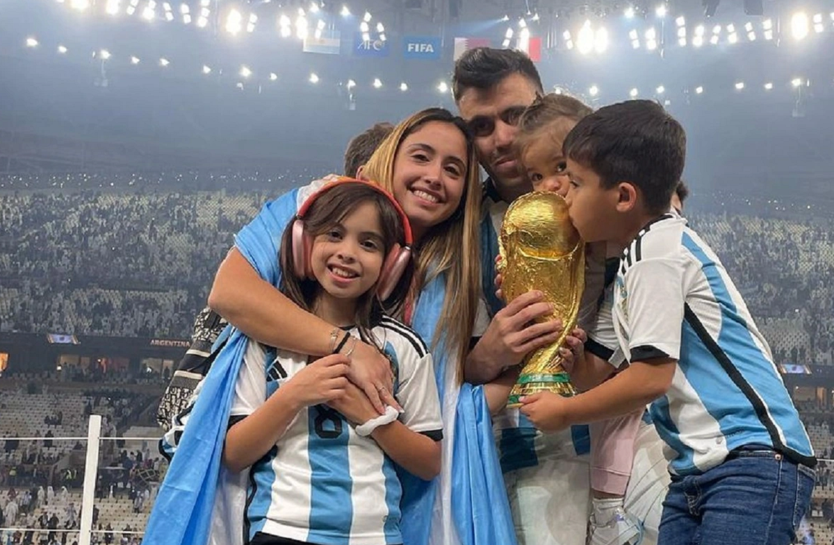 El Huevo Acuña junto a su esposa Julia y sus hijos en Qatar. 