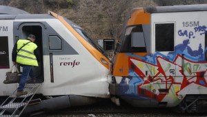 Más de 150 heridos leves al chocar dos trenes cerca de Barcelona