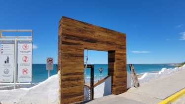 El portal de la polémica, que nada tiene que ver con el estilo mediterráneo de la costanera grutense/ Foto: Martín Brunella