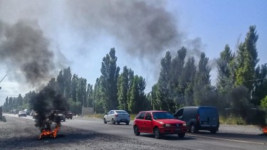 Policías retirados volvieron a la Ruta 22 en reclamos por le Pago de Zona Austral. Foto: Gentileza