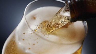 El consumo de cerveza quedó prohibido en los estadios del Mundial Qatar 2022, por lo que Budweiser tuvo que resolver qué hacer con el restante.-