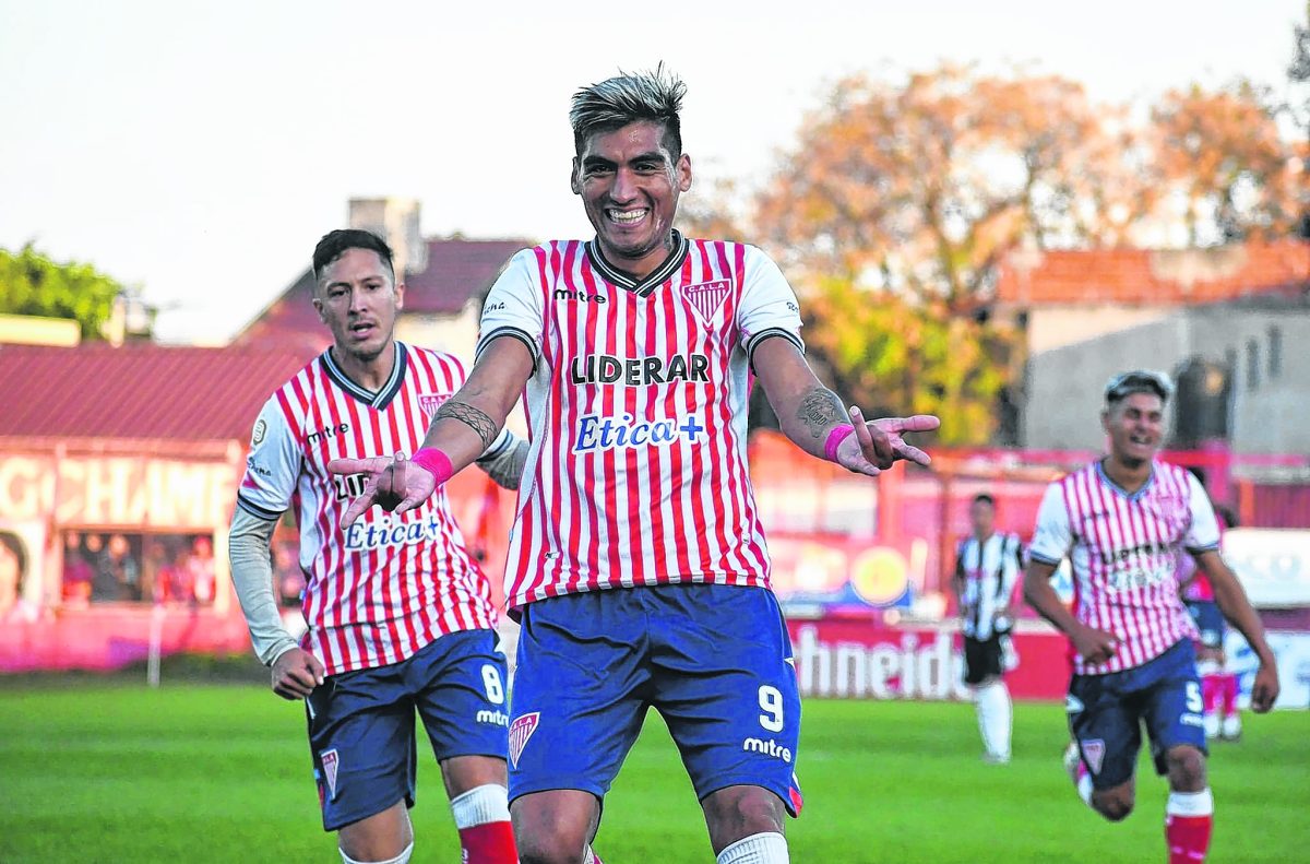 Jonathan Morán festeja uno de los goles que hizo para Los Andes en una gran campaña personal pero floja en lo colectivo. 