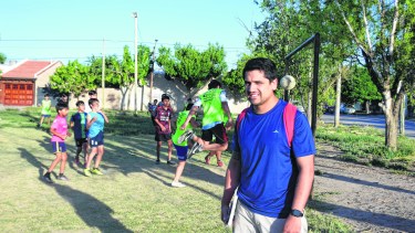 Lucas Guevara en la canchita del San Cayetano, donde empezó a jugar de chico. (Foto Andrés Maripe)