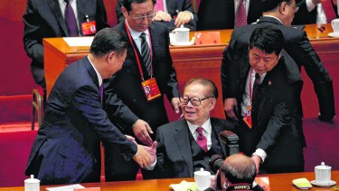 FILE PHOTO: Chinese President Xi Jinping shakes hands with former Chinese President Jiang Zemin after the opening of the 19th National Congress of the Communist Party of China at the Great Hall of the People in Beijing, China October 18, 2017. REUTERS/Jason Lee/File Photo