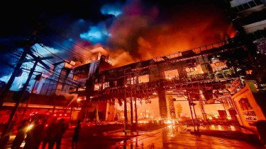 Así quedó el hotel y casino que se incendió ayer en Camboya. Fotos AP.