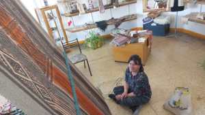 Se llama Malvina y desde Jacobacci creó un “poncho desigual” para honrar a las mujeres