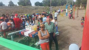 En gran número, los vecinos se sumaron a la inauguración del nuevo espacio público de Jacobacci. Foto: José Mellado. 