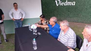 La intendente de Valcheta, Yamila Direne, firma el acta de adhesión. Foto: José Mellado. 