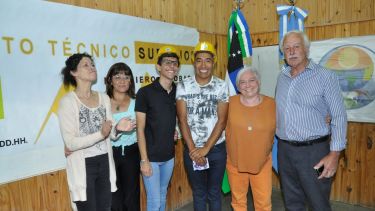 Dos nuevo egresados el ITS de Jacobacci: Julio Pino y Alan Laurín se recibieron de Técnicos Superiores en Operaciones Mineras. Foto: José Mellado. 