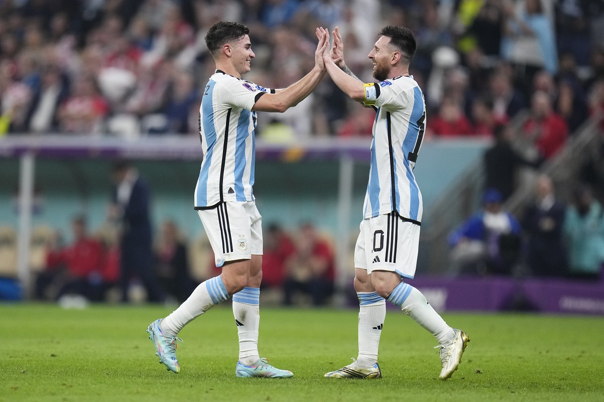 Julián Álvarez y Lionel Messi, las figuras de Argentina ante Croacia. Foto: AP 