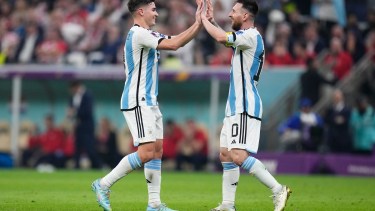 Julián Álvarez y Lionel Messi, las figuras de Argentina ante Croacia. Foto: AP 