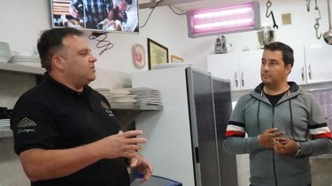 El intendente de Zapala, Carlos Koopmann, visitó a comerciantes del rubro gastronómico (Prensa Municipalidad de Zapala)