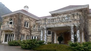 La mansión sólo la usa Joseph Lewis. Para los invitados hay instalaciones iguales de espléndidas.