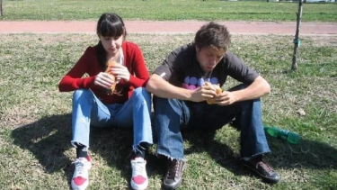 Linda, Papu Gómez y la imagen icónica de la pareja. 