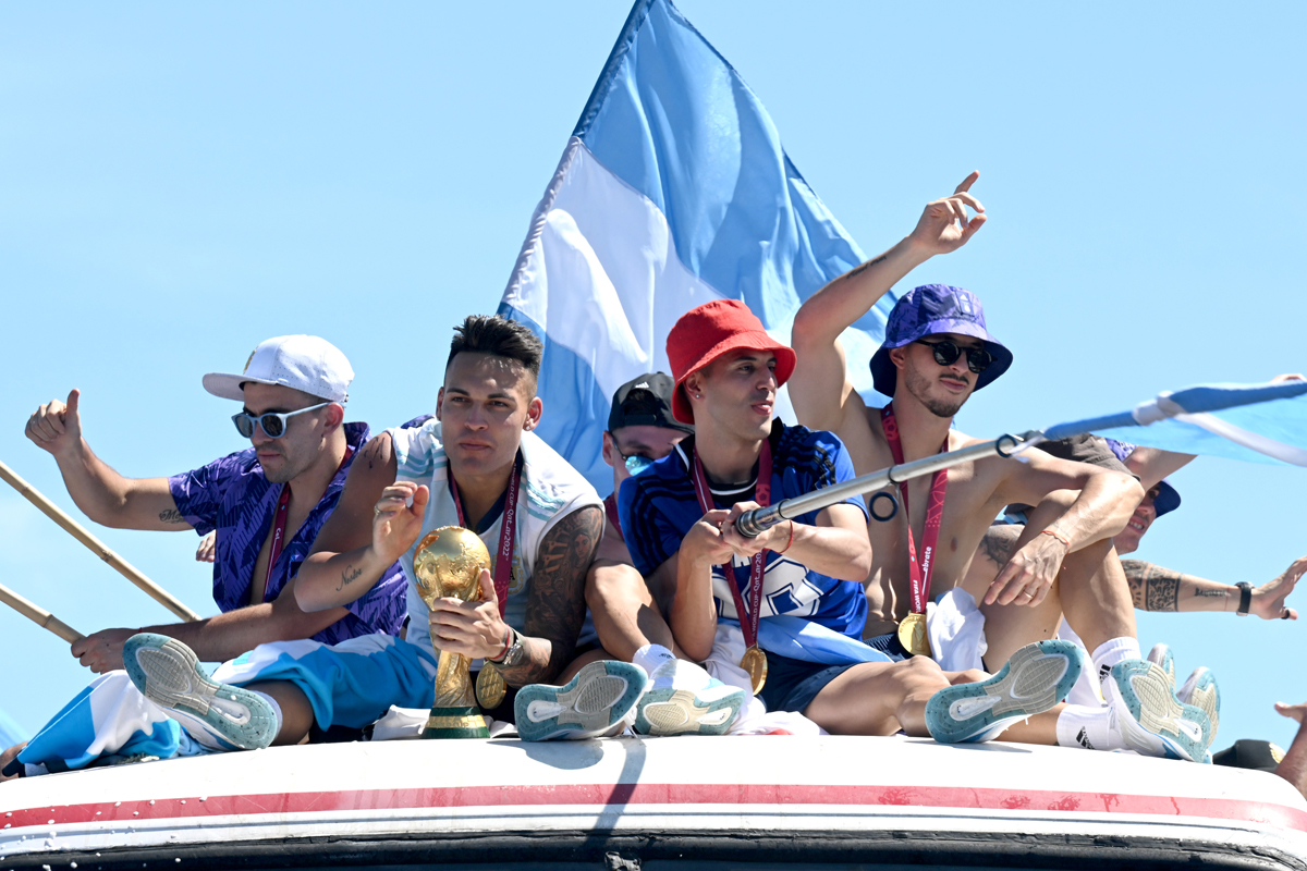 Los jugadores de la Selección Argentina con la copa del mundo. Foto: Télam