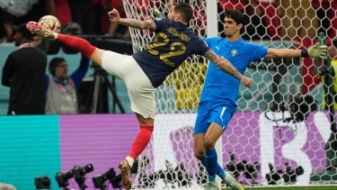 Theo Hernández vence a Bono y abre la cuenta en el amanecer del partido. 