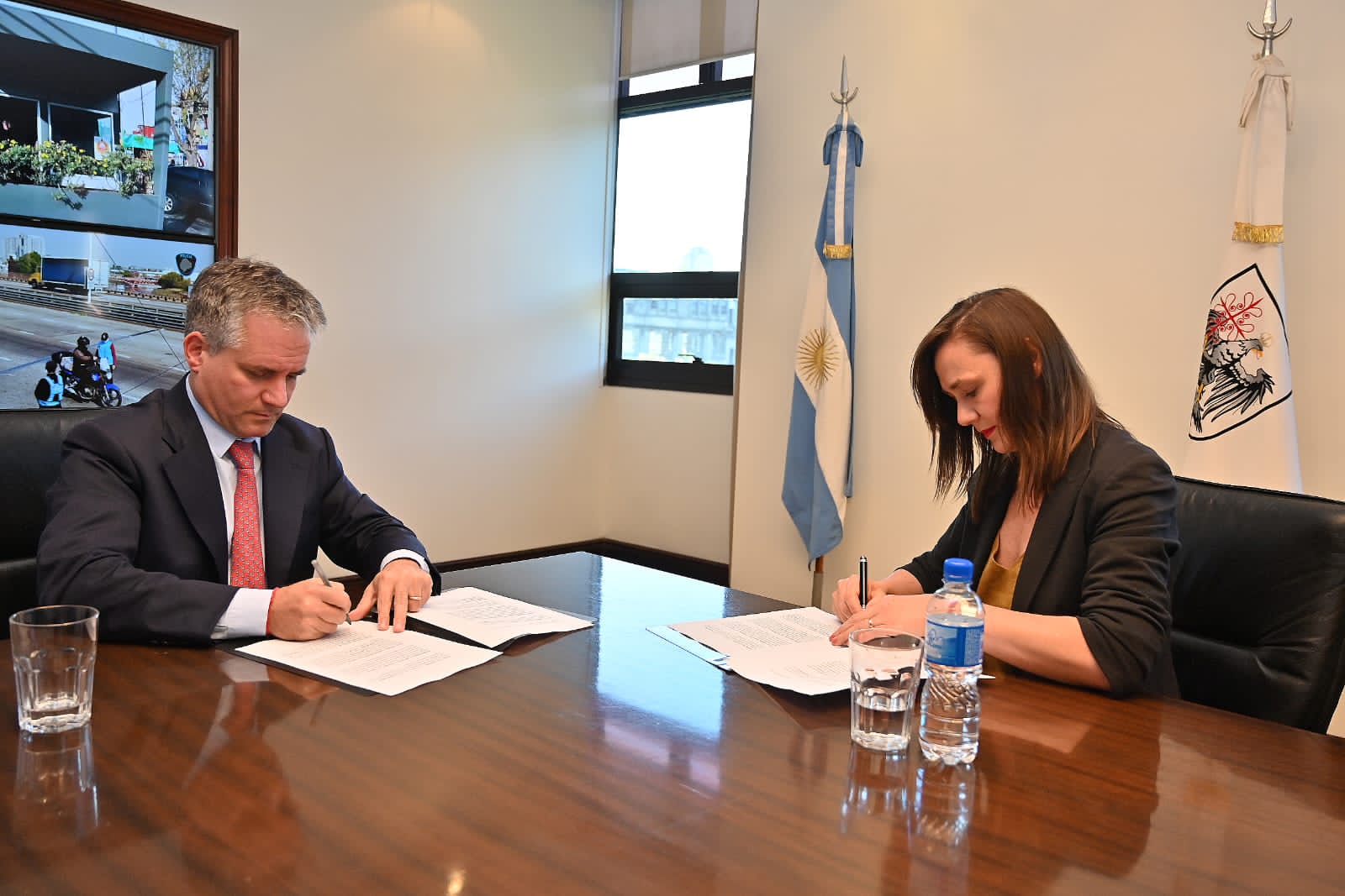 Los ministros Marcelo D'Alessandro y Betiana Minor el 4 de noviembre, cuando se firmó el convenio que hoy repudió el senador Doñate.