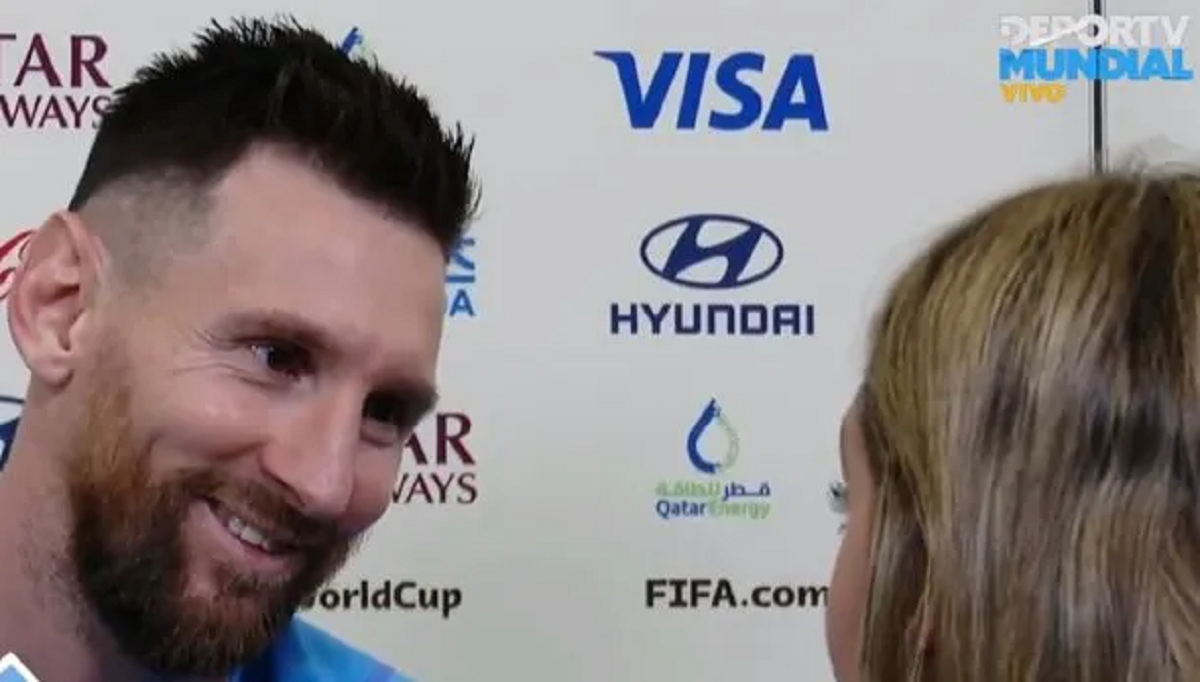 Lionel Messi escuchó atentamente las palabras de la periodista Sofía Martínez. 