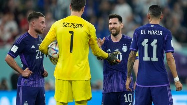 La insólita apuesta que le hizo el arquero polaco a Lionel Messi en medio del partido. Foto: AP 