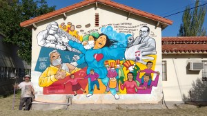 «Salud y optimismo»: el mural que homenajea a los trabajadores del hospital de Roca