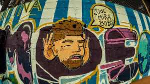 En pleno festejo, artistas neuquinos pintaron el primer mural dedicado a Messi y la Selección