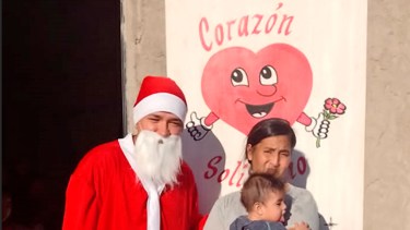 Unas 100 familias de barrio Nuevo recibieron su caja navideña. Foto: Gentileza