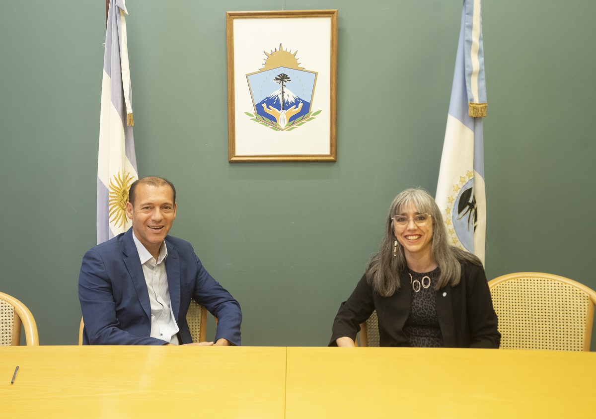 Omar Gutiérrez, gobernador de Neuquén y Adriana Serquis, presidenta de la Comisión Nacional de Energía Atómica, Cnea. (Neuquén Informa)