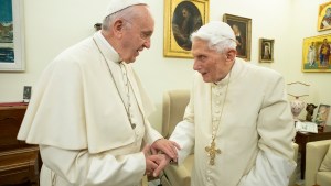 Murió el papa Benedicto XVI, que revolucionó la Iglesia con su renuncia y abrió paso a Francisco