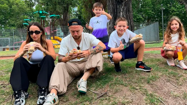 Papu Gómez y Linda Raff recrearon la foto del “sanguche en la Costanera". 