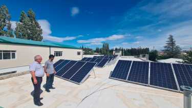 Los 30 paneles solares están en el techo de la UTNen Plaza Huincul (Foto; Andrea Vazquez)
