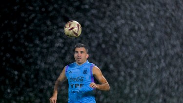 El neuquino Marcos Acuña, con la mirada puesta en la pelota de la final. El balón se llama Al Hilm, que se traduce como "el sueño". (AP Photo/Natacha Pisarenko)