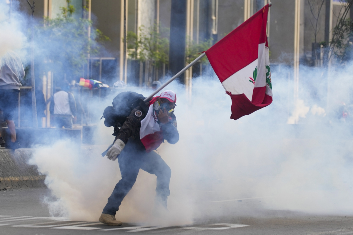 Continúan los enfrentamientos entre manifestantes y la policía peruana tras la destitución de Pedro Castillo. Foto AP/Martin Mejia.