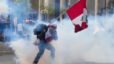 Continúan los enfrentamientos entre manifestantes y la policía peruana tras la destitución de Pedro Castillo. Foto AP/Martin Mejia.