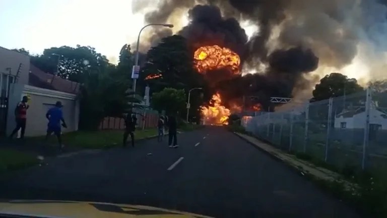 Un camión cisterna de gas explotó, en Boksburg, Sudáfrica 24 de diciembre de 2022, en esta captura de pantalla de un vídeo obtenido por Reuters. AAA Security Group/via REUTERS