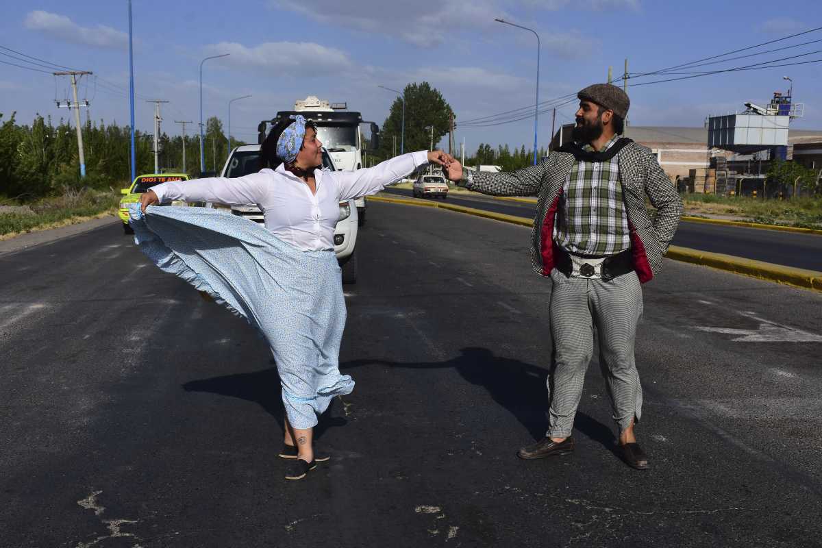 Patricio y Carolina bailan hace un año y medio en el semáforo de la ruta 22 y ahora se van a Cosquín. Foto: Andrés Maripe