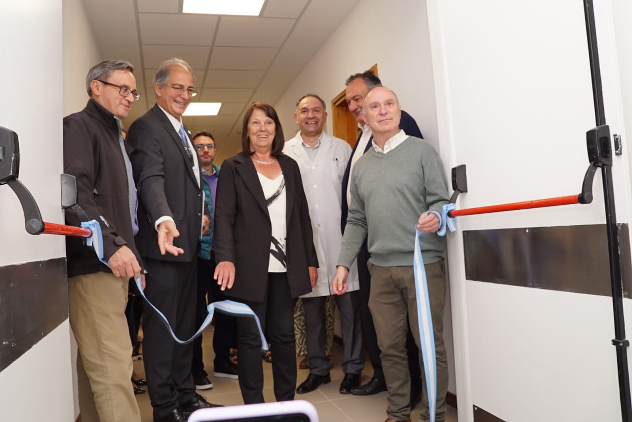 Luis Rovere (segundo izq) durante la inauguración de uno de los servicios de Fundación Intecnus, en 2022. Archivo