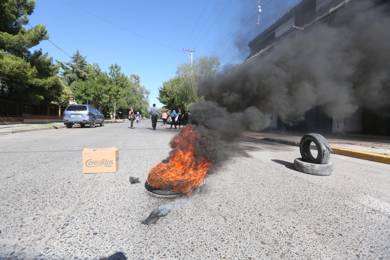 Los manifestantes cortaron la calle y pidieron que los casos sean revisados por las autoridades de Edersa. (foto: Juan Thomes)