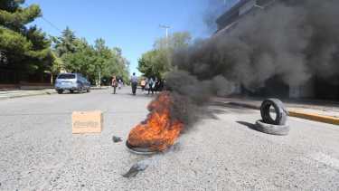 Los manifestantes cortaron la calle y pidieron que los casos sean revisados por las autoridades de Edersa. (foto: Juan Thomes)