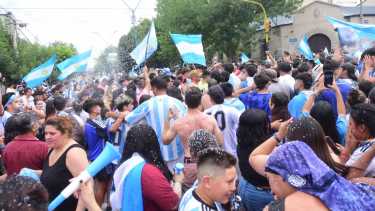 La esquina avenida Roca y Tucumán se tiñe de celeste y blanco. Foto Andrés Maripe