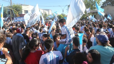 Miles de personas llegaron el martes a la intersección de avenida Roca y Tucumán para festejar el triunfo por 3 a 0 ante Croacia. (foto: Juan Thomes)