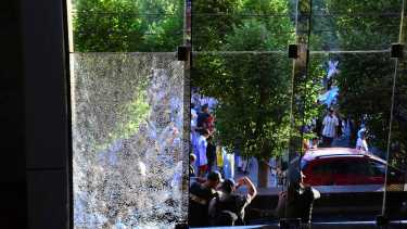 Durante más de 10 minutos los hinchas lanzaron piedras al edificio. Foto Andrés Maripe