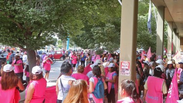 Los  manifestantes se reunieron frente al Juzgado Federal de Roca. (foto: Juan Thomes)