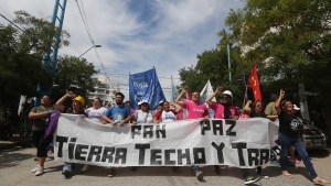 Marcharon por las calles de Roca para exigir el pago del plan Potenciar Trabajo