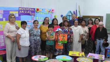 Emocionados mostraron a sus familias sus trabajos. La exposición fue todo un éxito. Foto Andrés Maripe